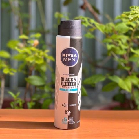 Xịt Khử Mùi Nam Chống Mồ Hôi Nivea Black & White 250ml 629617