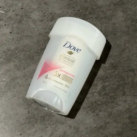 Thanh lý lăn khử mùi Dove pomegranate 96h hàng Úc