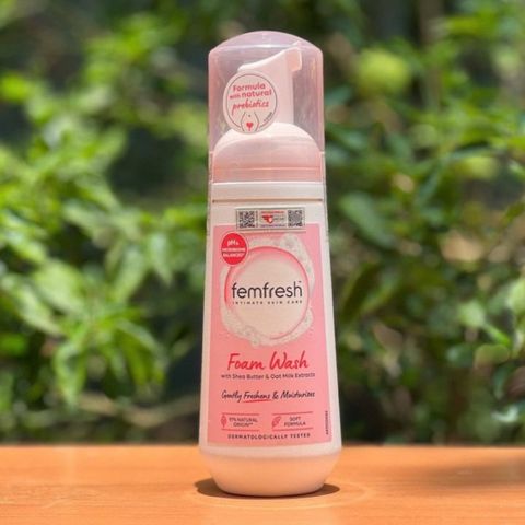 Bọt vệ sinh phụ nữ Femfresh Foam Wash With Shea Butter & Oat Milk Extracts  150 ml