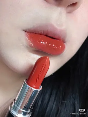 Son Thỏi MAC 551 Lustreglass Lipstick #551 Local Celeb - Son Lên Màu Bóng Nhẹ, Dưỡng Môi Mềm Mại, Phong Cách Thời Trang