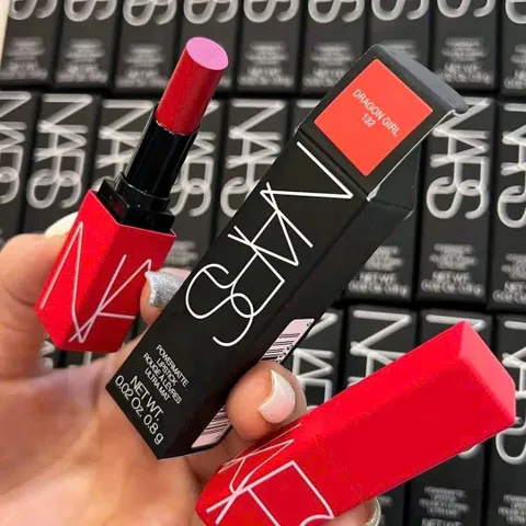 Son NARS 132 Lipstick Dragon Girl - Son Môi Đỏ Tươi, Dưỡng Ẩm Mềm Mại, Phong Cách Thời Trang, Trang Điểm Chuyên Nghiệp