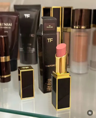 Son Tom Ford 94 Plus One - Màu Lì Tươi Sáng, Dưỡng Môi Mềm, Tôn Da, Phong Cách Sang Trọng, Quà Tặng Hoàn Hảo