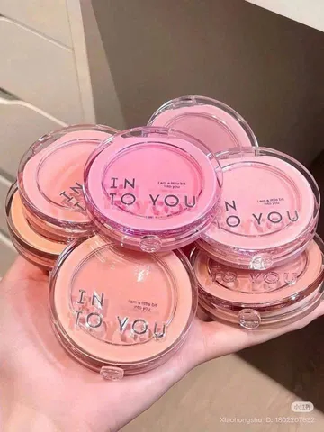 Phấn má Into You Fluffy Pillow Single #PW04 5g - Sản phẩm trang điểm bóng mịn, tạo độ tươi sáng tự nhiên cho làn da