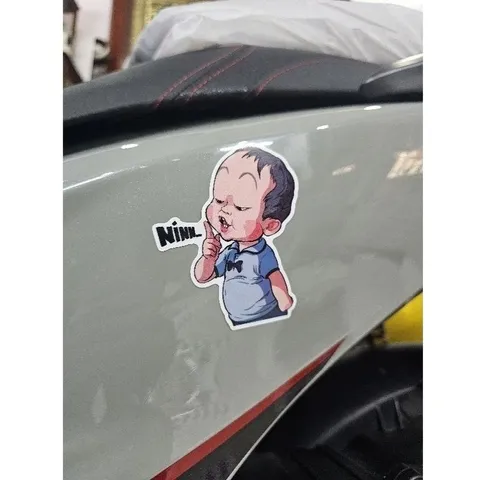 Tem logo sticker em bé Nín dễ thương dán xe máy,laptop,điện thoại,dán mọi nơi