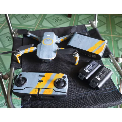Skin Decal Dán Trang Trí Flycam Maic Mini 1 - Mini Se - Mini 2 - Air 2 - Air 2S - Xám Xi Măng Sọc Vàng