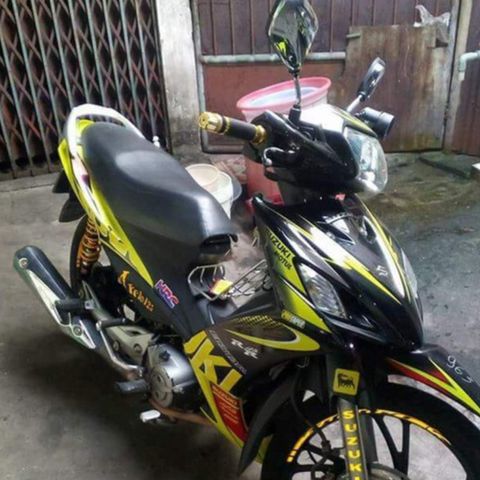 Tem Suzuki Axelo 125 Vàng Đen