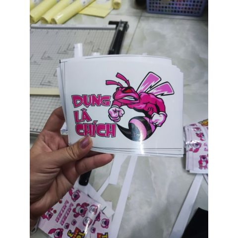 Tem logo chú ong hun dữ Đụng Là Chích
