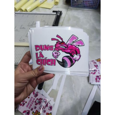 Tem logo chú ong hun dữ Đụng Là Chích