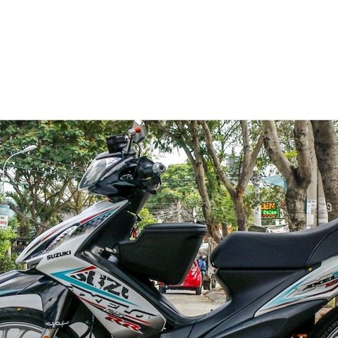 Tem Suzuki Axelo 125 Trắng Xanh Ngọc Lục Bảo