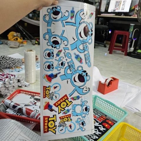 Tem set gấu dâu lotso dán trang trí xe máy kích thước 20x60cm - Tem 3 Lớp  Cao Cấp