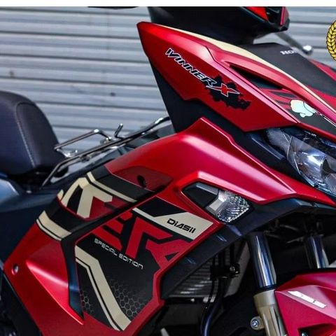 TEM DÁN XE WINNER X V3 MẪU ER ĐỎ NHÁM VÀNG ĐỒNG - Decal Cao Cấp Nhất