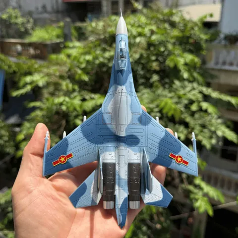 Mô Hình Máy Bay Chiến Đấu Kim Loại SU-27 TL 1/100 Decor Trưng Bày