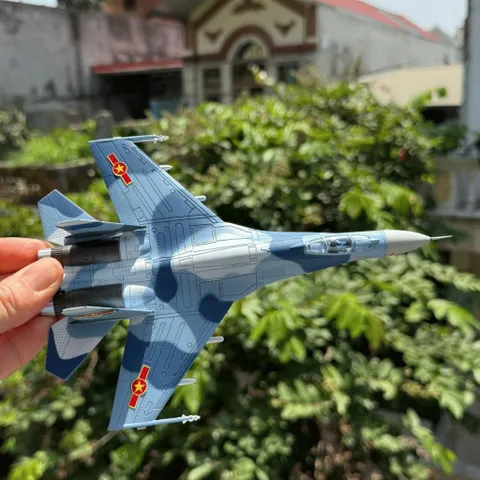 Mô Hình Máy Bay Chiến Đấu Kim Loại SU-27 TL 1/100 Decor Trưng Bày