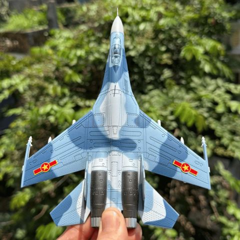 Mô Hình Máy Bay Chiến Đấu Kim Loại SU-27 TL 1/100 Decor Trưng Bày