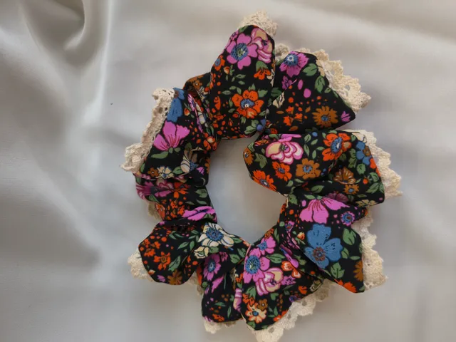 Scrunchie cột tóc hoa nhí phối ren màu trầm size trung14cm14cm