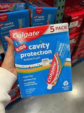 Set kem đánh răng Colgate trẻ em 648 làm sạch răng bé