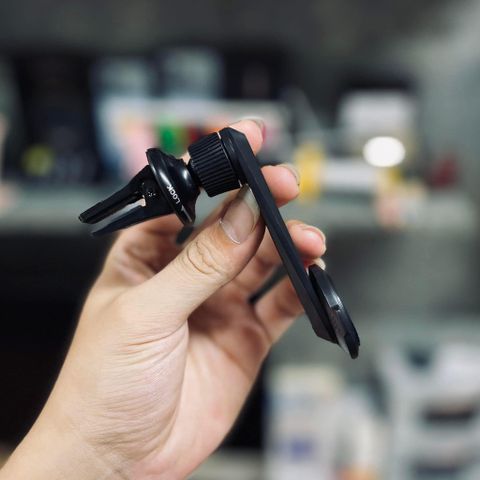 Đế giữ điện thoại trên ô tô ASHITO, hít nam châm , xoay 360 độ ,kẹp cửa gió 646975