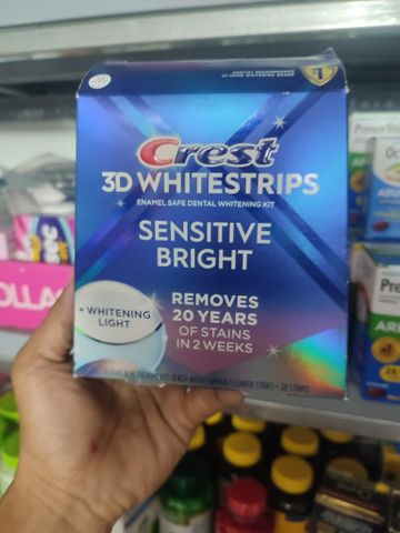 Miếng dán kèm máy chiếu làm trắng răng Crest 3D Whitestrips Sensitive Bright 28 miếng + 1 LED Light
