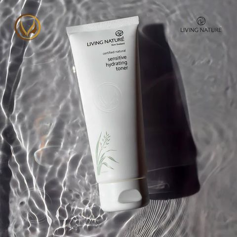 Toner cân bằng cấp ẩm cho da nhạy cảm Living Nature Sensitive Hydrating Toner 100ml