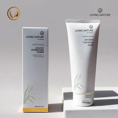 Toner cân bằng cấp ẩm cho da nhạy cảm Living Nature Sensitive Hydrating Toner 100ml