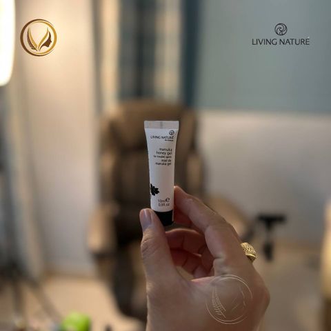 Gel hỗ trợ giảm mụn, ngừa thâm sẹo Living Nature Manuka Honey Gel 10ml