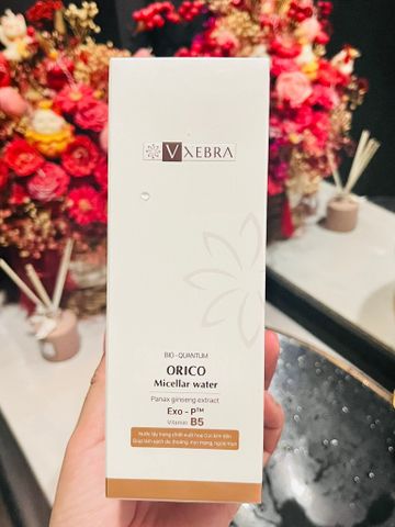 Nước tẩy trang Vxebra - Giúp làm sạch: lớp trang điểm, bụi bẩn, dầu thừa, tế bào da chết trên da, giúp da thoáng sạch, mịn màng. Góp phần ngăn ngừa mụn trên da.