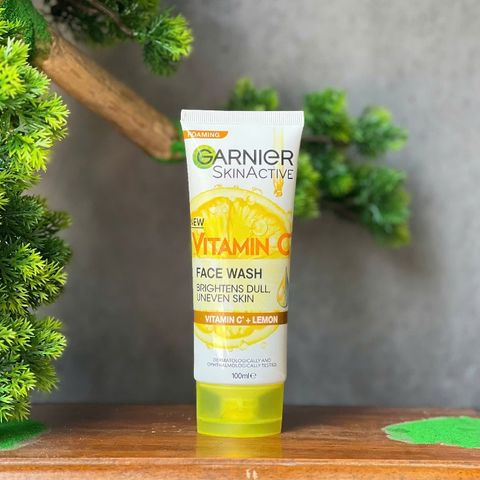 Sữa rửa mặt Garnier SkinActive Foaming Vitamin C Face Wash 100ml.