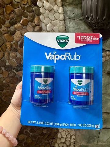 Dầu xoa Vicks VapoRub 100g x2 làm ấm cơ thể
