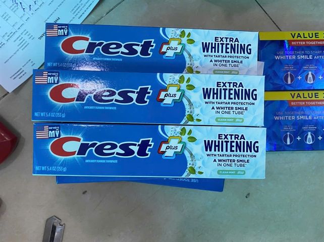 Kem đánh răng Crest Extra Whitening 153g thơm mát
