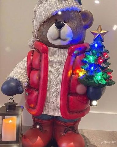 Gấu ông già Noel 2025 cầm đèn và cây thông LED lấp lánh