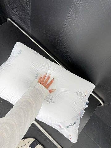 Set 2 gối Moncler size 48x74cm