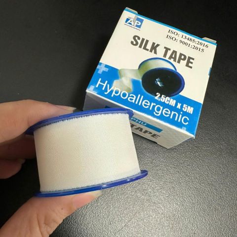 Băng keo lụa An Phú 2,5cm x 5m băng vết thương sau phẫu thuật sx tại Việt Nam- 1 CUỘN