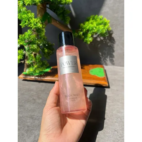 Xịt thơm toàn thân nhũ Delta Goodrem Power Shimmer Body Mist 250ml.