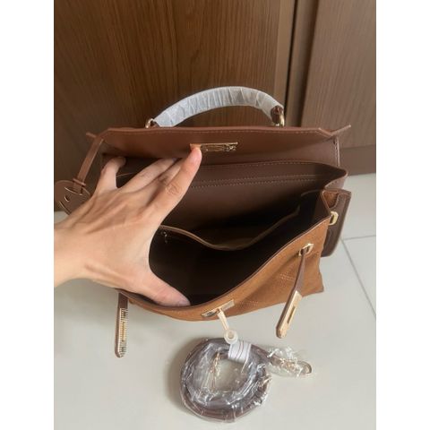 (FULL BOX) - Túi cầm tay, đeo chéo da Bò Kiểu Dáng H.M, Thiết kế Vân Họa Tiết, Màu Nâu Bag da, Thanh lịch, Sang trọng