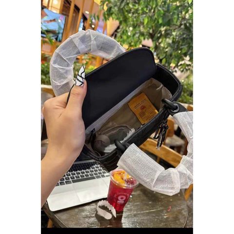 (FULL BOX/ NO BOX) - Túi cầm tay đeo chéo Đồng màu size 20, bản dây TO, có ĐẾ chân, tặng DÂY LỤA