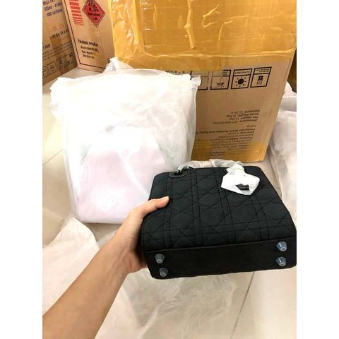(FULL BOX/ NO BOX) - Túi cầm tay đeo chéo Đồng màu size 20, bản dây TO, có ĐẾ chân, tặng DÂY LỤA