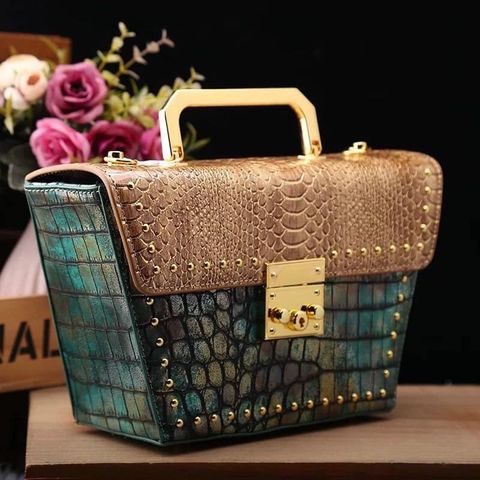 (HÀNG V.I.P ORDER) - Túi cầm tay Nữ dạng Cốp Rương 2024 Phong cách mới Họa tiết rắn Đinh tán