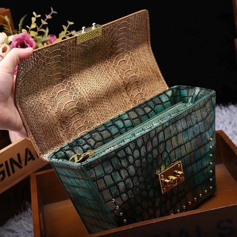 (HÀNG V.I.P ORDER) - Túi cầm tay Nữ dạng Cốp Rương 2024 Phong cách mới Họa tiết rắn Đinh tán