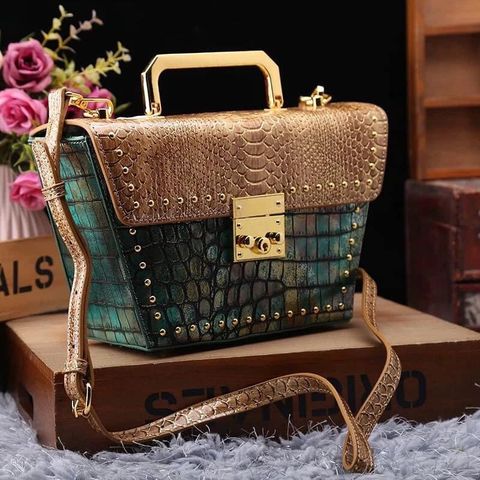 (HÀNG V.I.P ORDER) - Túi cầm tay Nữ dạng Cốp Rương 2024 Phong cách mới Họa tiết rắn Đinh tán