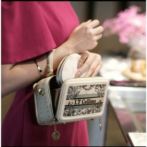 (Hàng V.I.P LIMITED - FULLBOX HÃNG) - Túi xách nữ I.T CELLIME dáng cốp nhỏ, Màu kem phối bag, Sang trọng