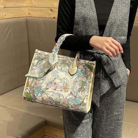 Túi xách Nữ kiểu dáng Công Sở, Chữ H hoặc dáng vuông, Dạng Thêu Tinh Tế, Dễ Thương