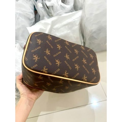 (Hàng V.I.P LIMITED - FULLBOX HÃNG) - Túi trang điểm, k dây đeo, CELLIS KISS dáng cốp bầu dục Nâu, tinh tế, Sang trọng