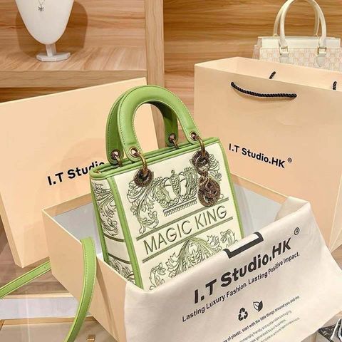 Túi xách Nữ dáng vuông thêu Xanh size 20 MAGIC KING