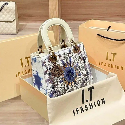 (V.I.P ORDER) - Túi xách nữ dạng thêu Trắng size 20/ 18 FULL BOX/ NO BOX
