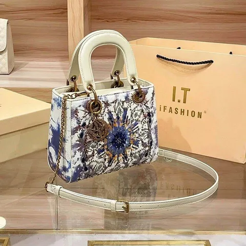 (V.I.P ORDER) - Túi xách nữ dạng thêu Trắng size 20/ 18 FULL BOX/ NO BOX