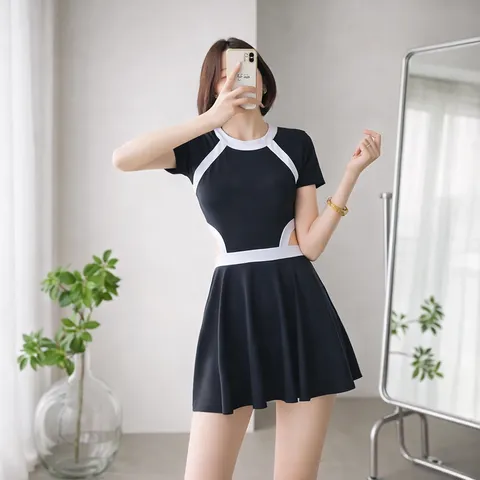 Bộ Quần Áo Bơi Nữ Đen Trắng Phong Cách Thể Thao Đa Năng