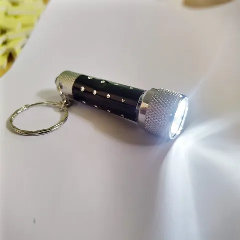 Móc khóa đèn pin màu đen có 5 bóng LED siêu sáng tiện dụng
