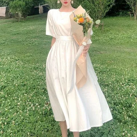 Đầm trắng tiểu thư tay lỡ