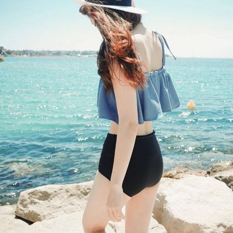 Bikini thắt nơ cổ bèo nhún quyến rũ