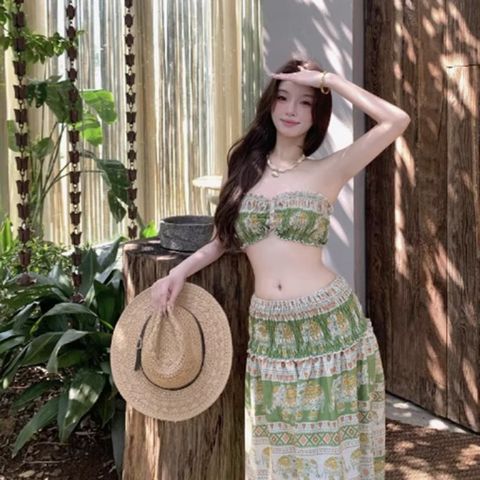 Sét đầm maxi 2 mảnh hoạ tiết hoa cúc vàng đi biển, mẫu mới 2026, áo trễ vai + chân váy xoè, chất vải tơ